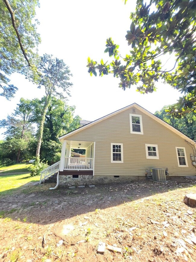 Building Photo - Spacious Single-Family Home in Chattanooga...