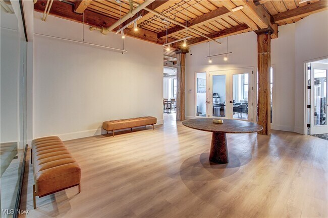 Building Photo - 425 W Lakeside Ave