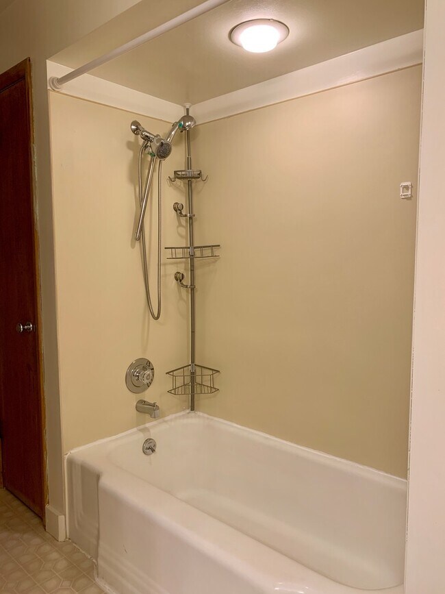 Building Photo - 5 Bed/1.5 Bath Beacon Hill Home with Gorgeous Views!