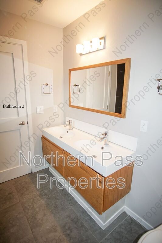 Building Photo - 4200 Camelot Heights Dr