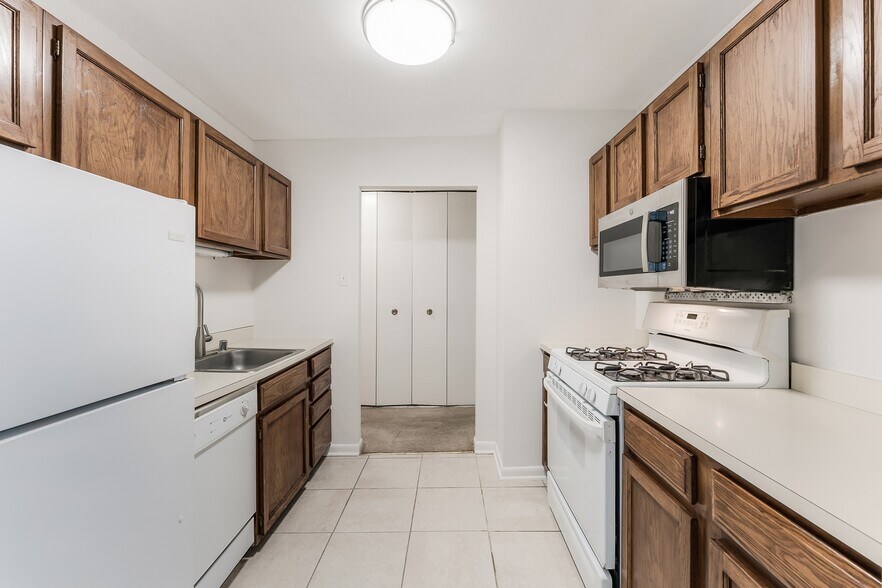 Building Photo - 5565 Columbia Pike