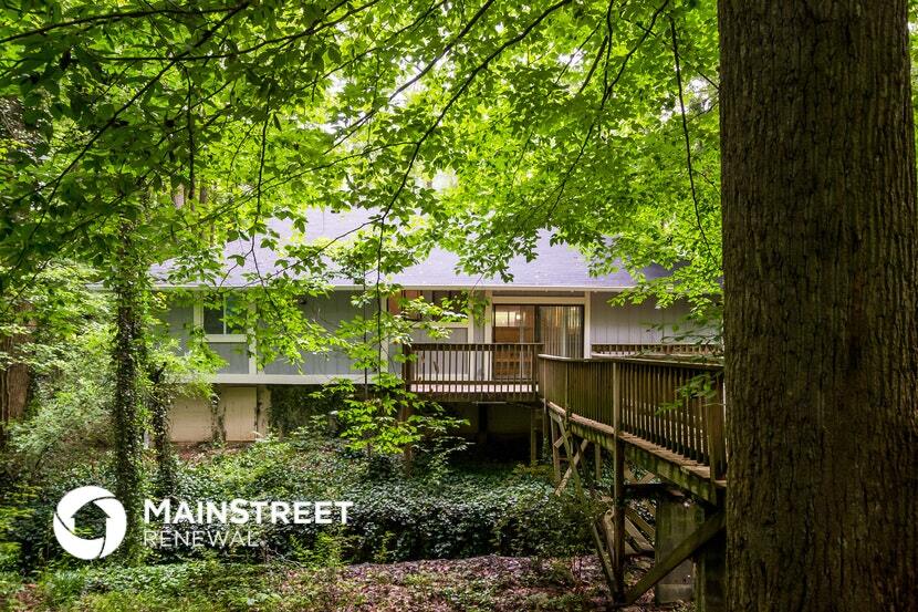 Building Photo - 2628 Lakeshore Dr