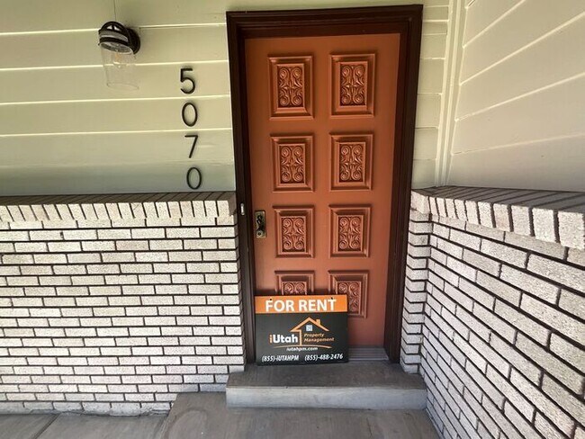 Building Photo - 4 bdrm 3 bth plus a Den/office Home 2 Car ...