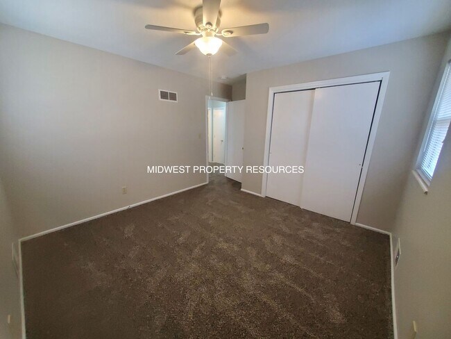 Building Photo - 2 Bedroom Duplex for Lease in Oak Grove | Offered by Midwest Property Resources