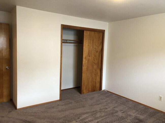 Building Photo - Laurel Apartments - 2 bedrooms