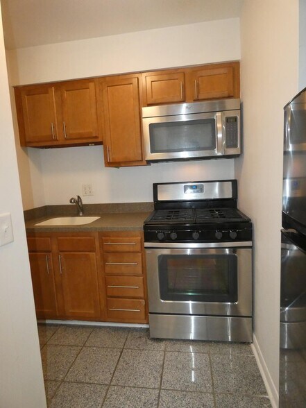 Building Photo - 1751 Summit St