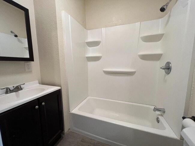 Building Photo - 186 S L St