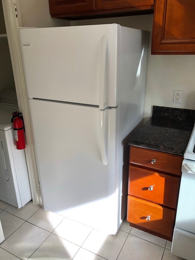 Building Photo - 818 Juno Ln