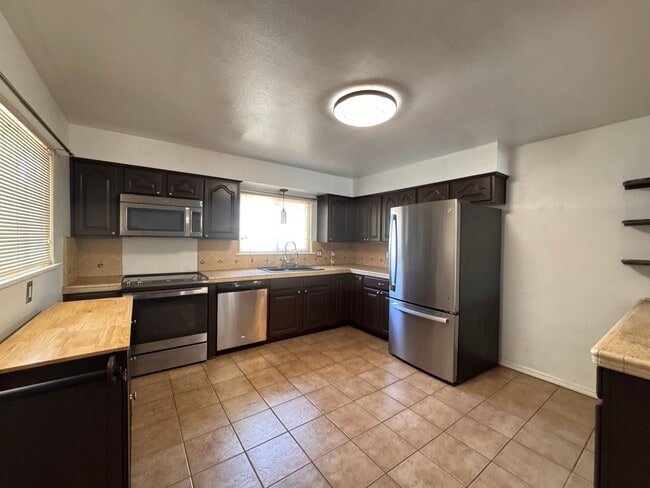 Building Photo - Beautiful 3 bedroom 2 bath.