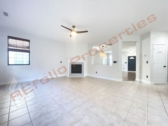 Building Photo - Beautiful 4 bedroom 2.5 bath house w/ Fire...