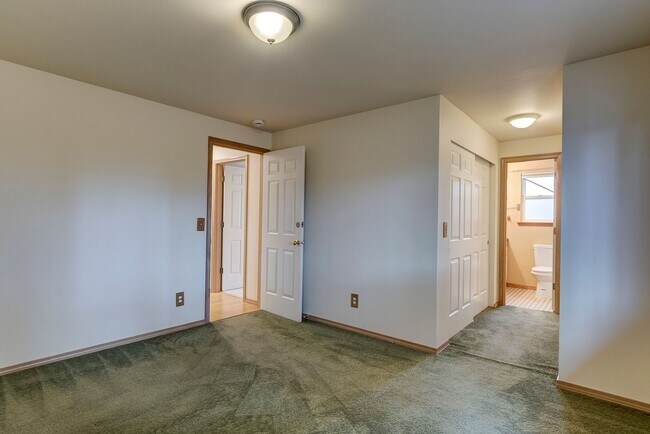 Building Photo - 3 Bedroom 2 Bathroom Home Near Fort Nugent Park!