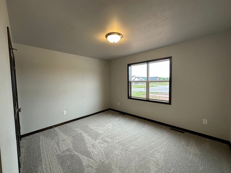 Building Photo - 2911 Sabal Oak Dr