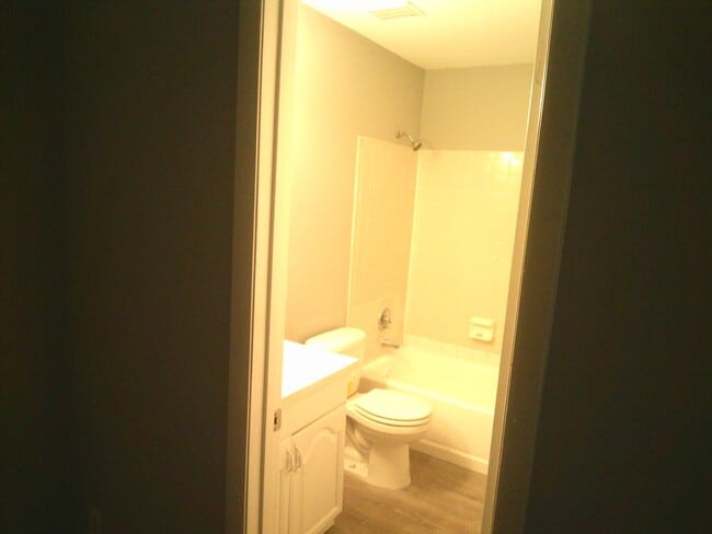 Building Photo - Townhomes 2 beds with den.  MOVE IN TODAY
