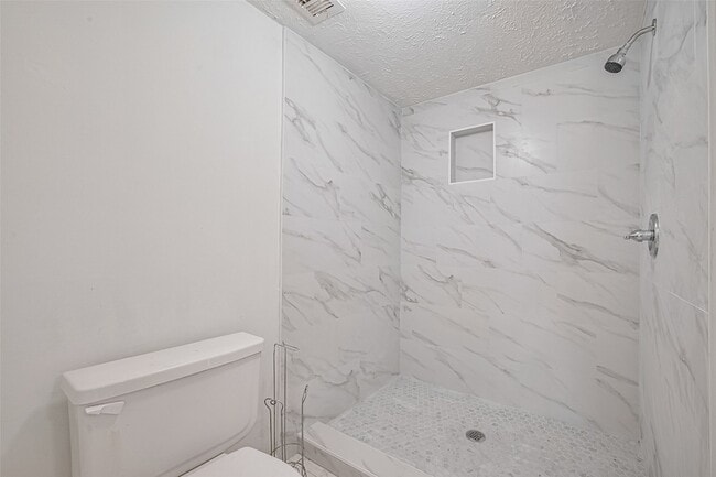 Building Photo - 2107 Creekshire Dr