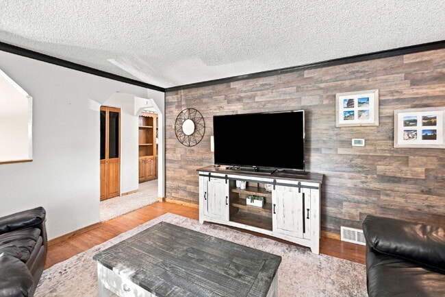 Building Photo - Beautiful 4BED/2BA Tri-Level Home in Widefield Country Club Heights