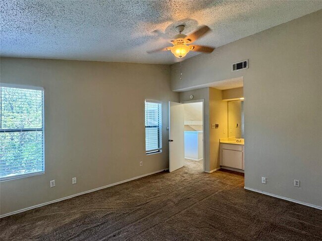 Building Photo - 512 Eberhart Ln