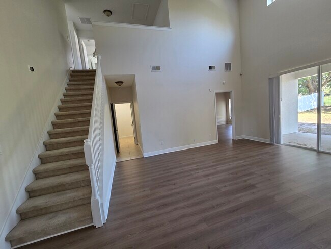 Building Photo - 2819 Roseglen Way