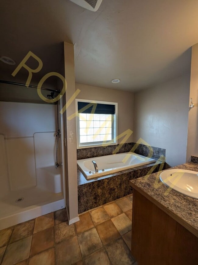 Building Photo - Charming 3-bed 2-bath Home at the Edge of ...