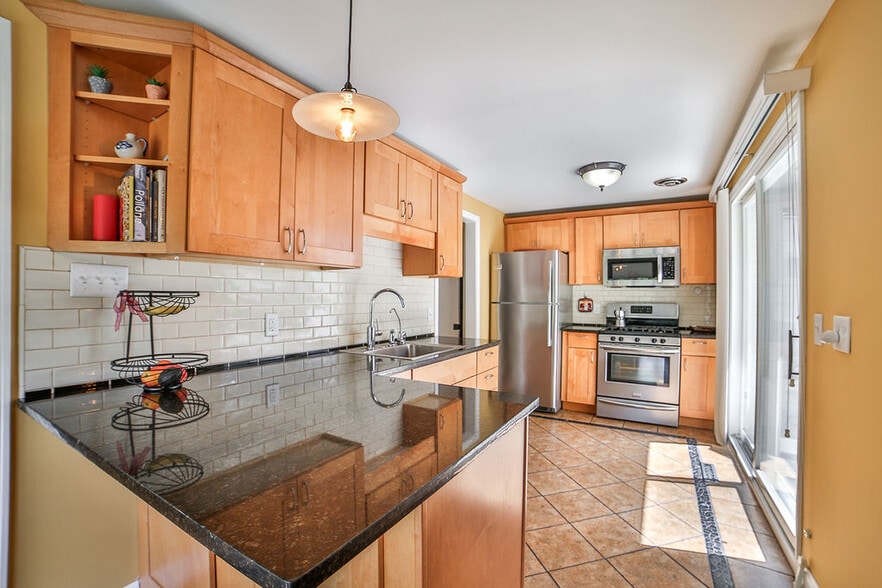 Building Photo - 32 Bernhardt Dr