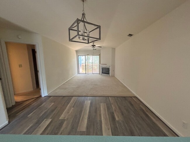 Building Photo - Charming 2 Bedroom Condo Located in York C...