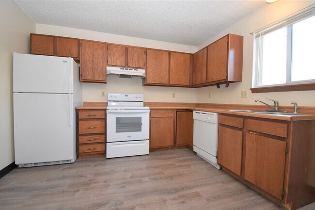 Building Photo - Great Location! Top Floor 2 bed 1 bath and detached garage!