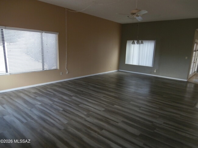 Building Photo - 870 W Calle de Emilia