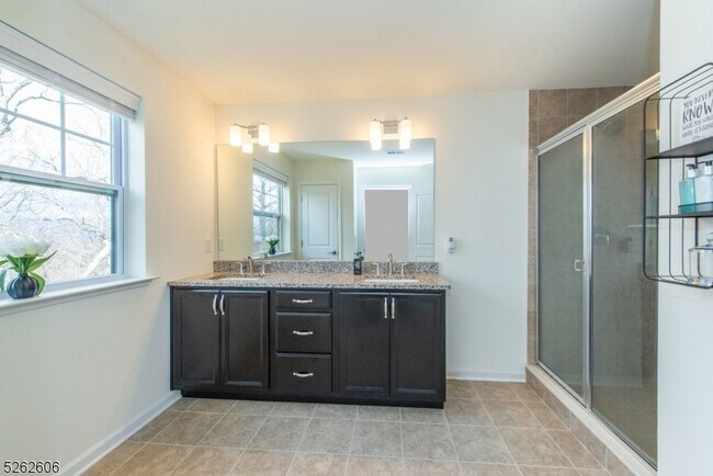 Building Photo - 5 White Aster Ct