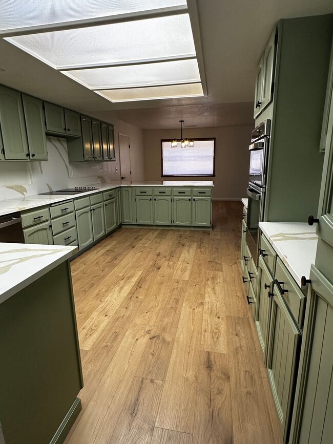 Building Photo - Remodeled Vintage home just 1 block from t...