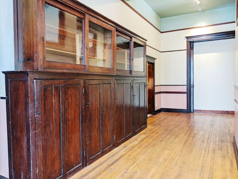 Building Photo - Redmen - Residential