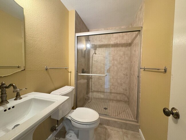 Building Photo - Move in Special-Mira Mesa three bedroom home with yard!