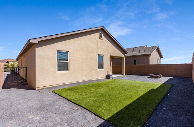 Building Photo - 2313 Melon Ridge Loop NE