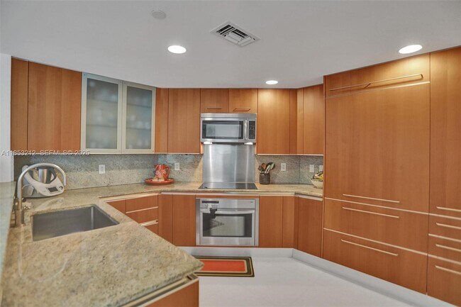 Building Photo - 2627 S Bayshore Dr