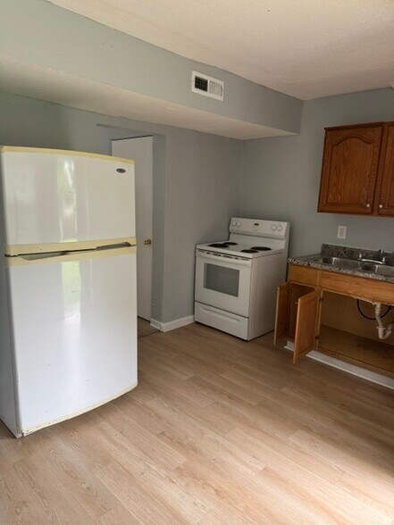 Building Photo - 446 S Yale Ave