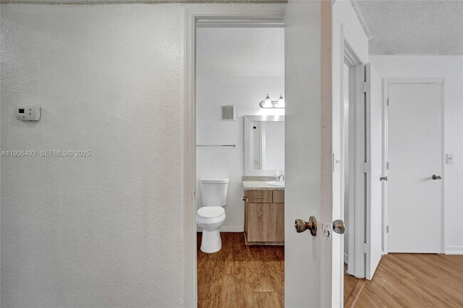 Building Photo - 417 Vista Isles Dr