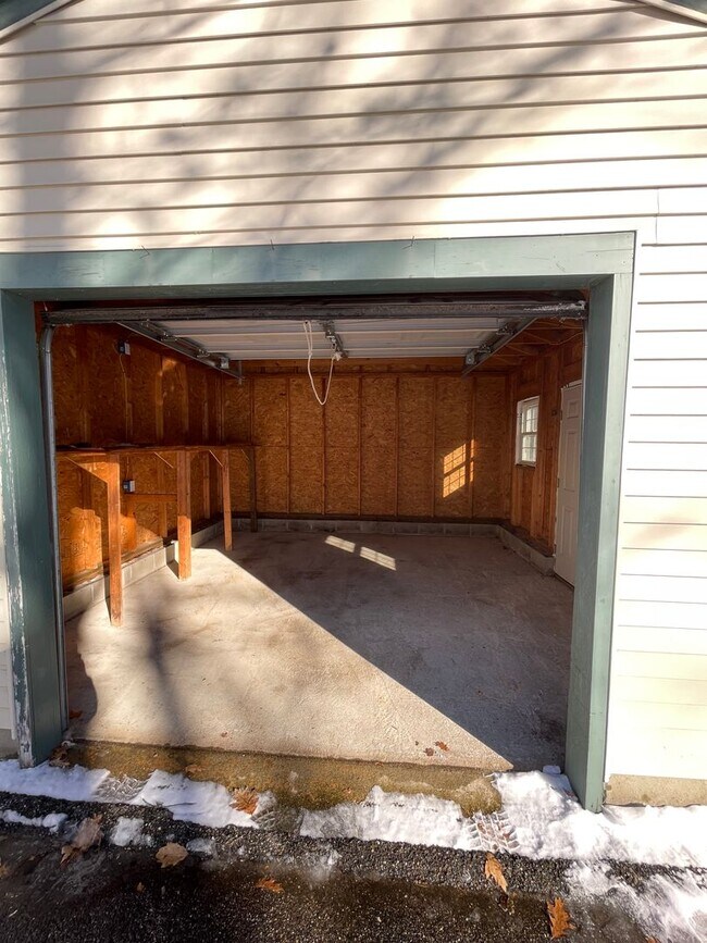 Building Photo - Price reduction!! A beautiful 3 bedroom 2....