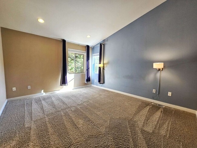 Building Photo - Beautiful 3 Bed 2.5 Bath Townhome in Beaut...