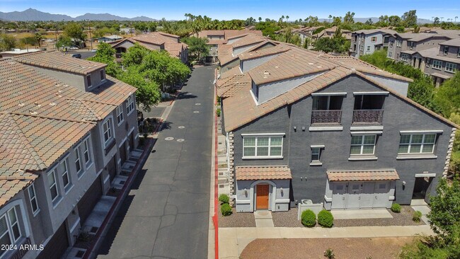 Building Photo - 2256 E Huntington Dr