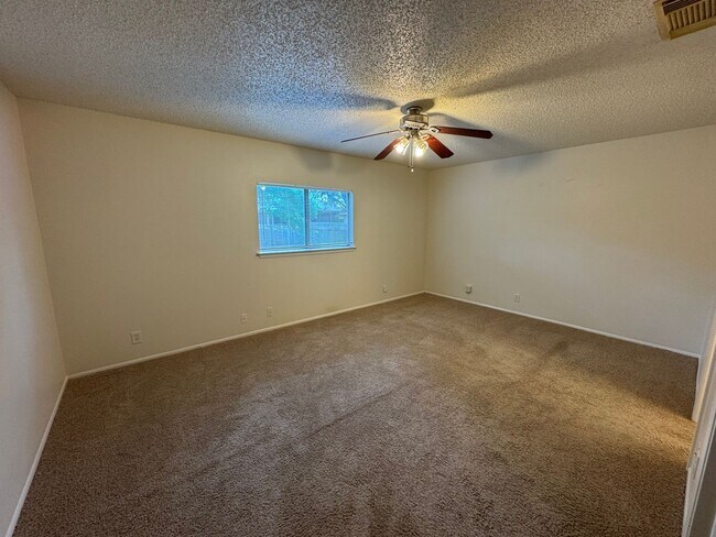 Building Photo - Spacious 3-Bedroom Home Near Randolph AFB ...