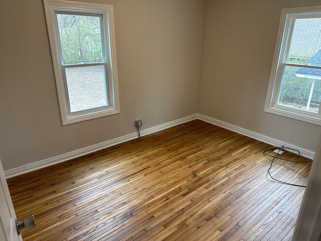 Building Photo - 2 Bedroom Home with Spacious Backyard and Modern Upgrades