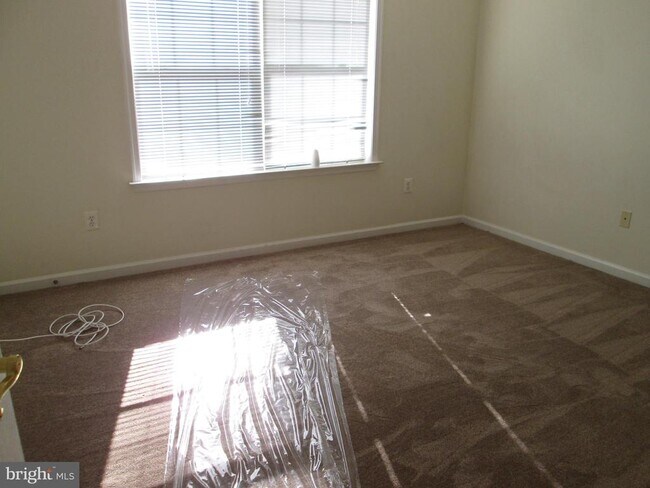 Building Photo - 1300 Treasure Dr