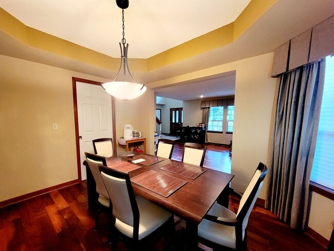 Building Photo - Stunning 4bd centrally located in desirable Ridgetop area