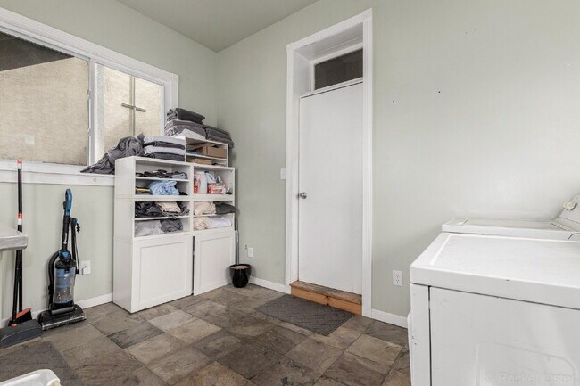 Building Photo - Lovely Victorian duplex for rent 2 bed / 1 bath