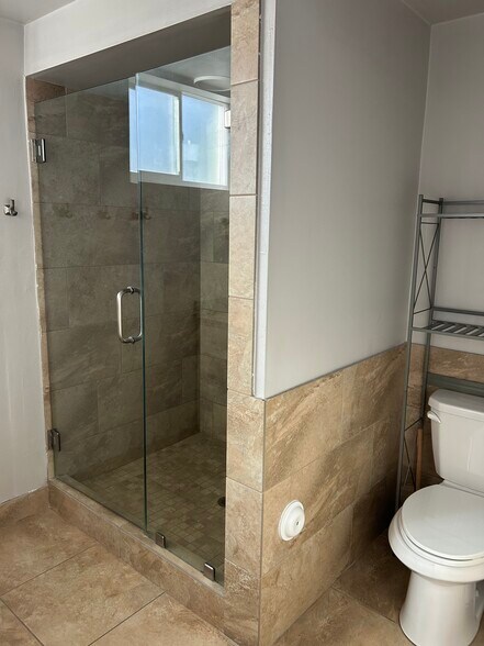 Shower - 1130 E Garfield Ave