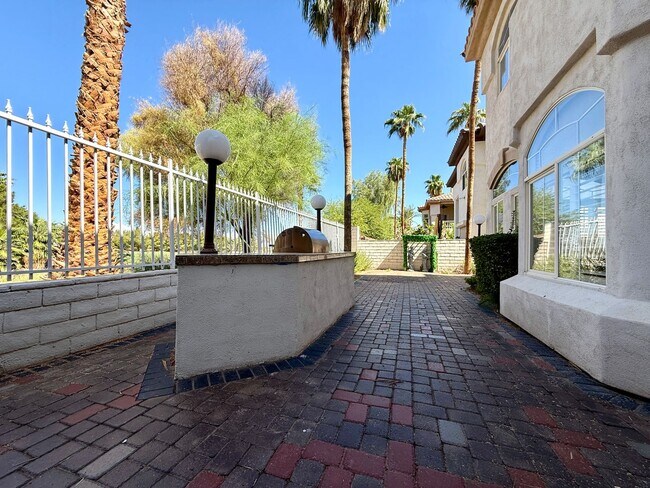 Building Photo - Grand 3 bedroom home with lake and golf co...