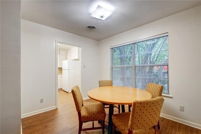 Building Photo - 607 Bellevue Pl