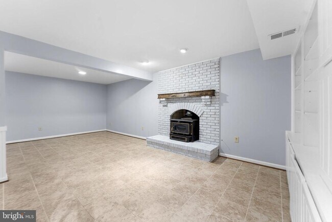 Building Photo - 901 Holly Creek Dr
