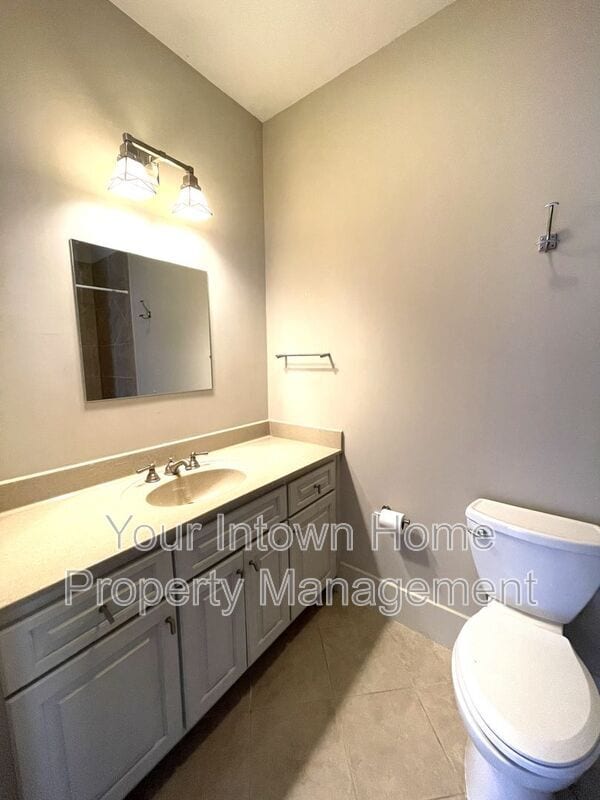 Building Photo - 1867 Gordon Manor NE