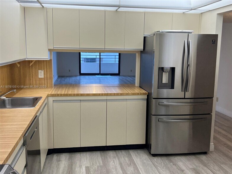 Building Photo - 2500 Parkview Dr