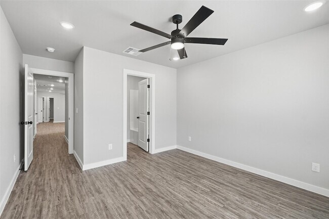 Building Photo - 2886 Glennster St