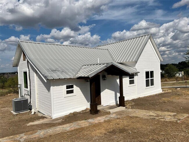 Building Photo - 305 Hall St